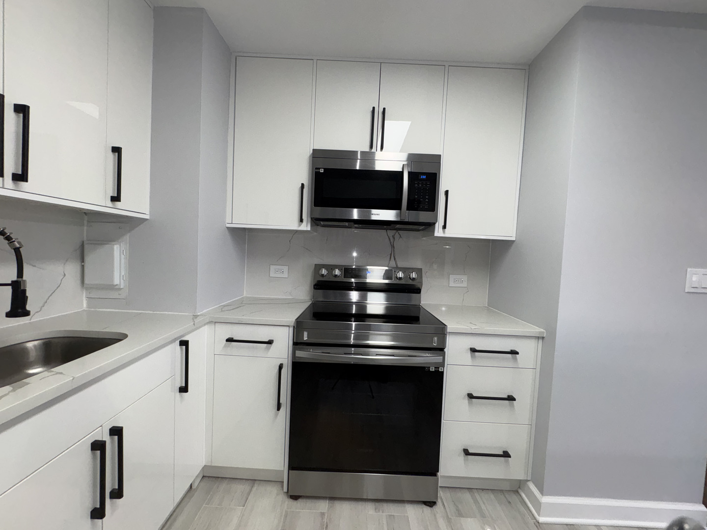 6171 North Sheridan Road, Unit 1102 Chicago, IL 60660 - Photo 20 of 39 a kitchen with stainless steel appliances granite countertop a stove and a sink