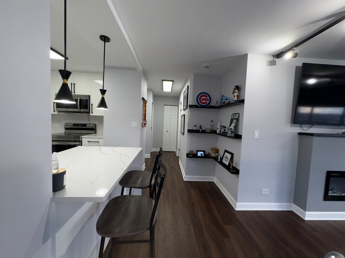6171 North Sheridan Road, Unit 1102 Chicago, IL 60660 - Photo 23 of 39 a kitchen with a table chairs refrigerator and cabinets