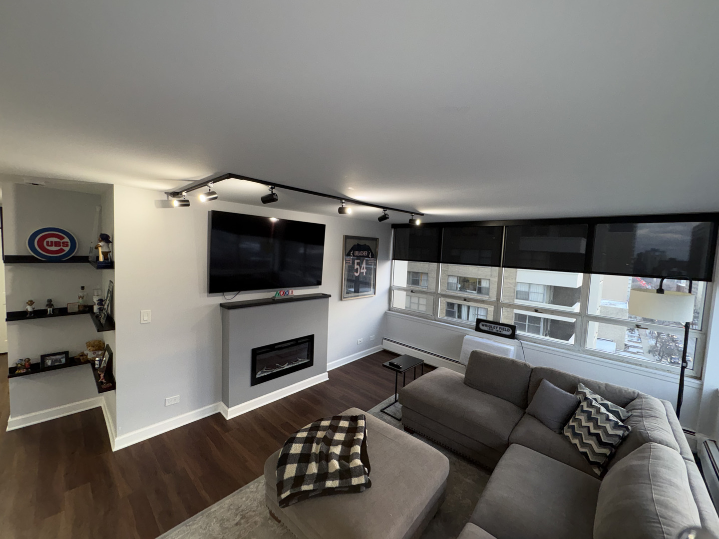6171 North Sheridan Road, Unit 1102 Chicago, IL 60660 - Photo 24 of 39 a living room with furniture and a flat screen tv