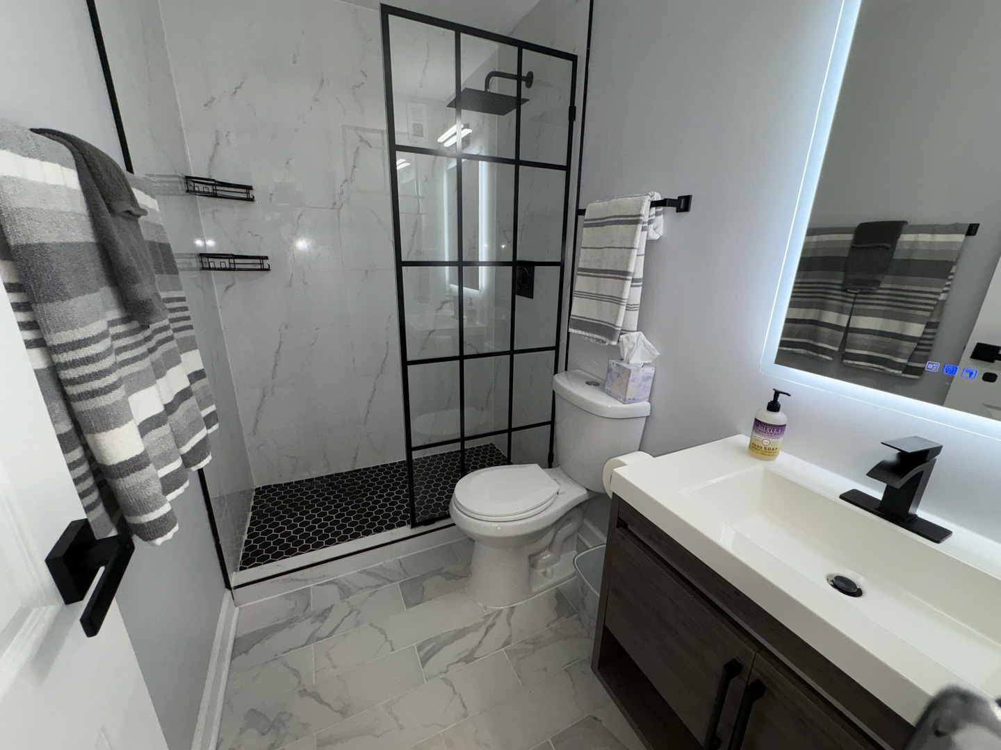 6171 North Sheridan Road, Unit 1102 Chicago, IL 60660 - Photo 31 of 39 a bathroom with a sink toilet and shower