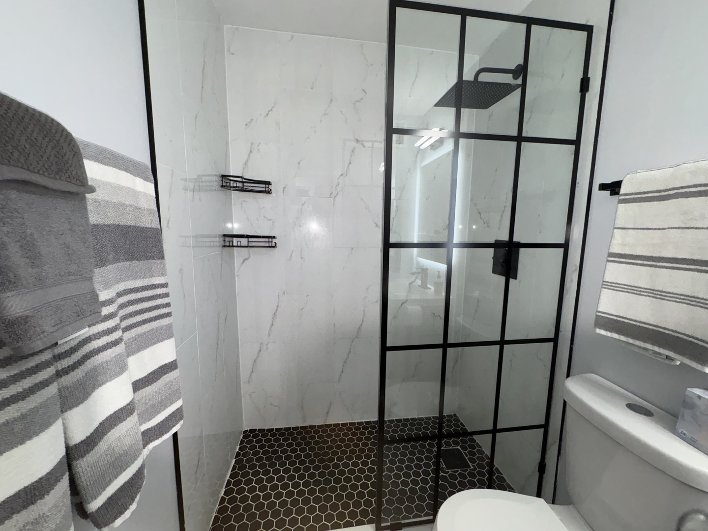 6171 North Sheridan Road, Unit 1102 Chicago, IL 60660 - Photo 32 of 39 a bathroom with a shower