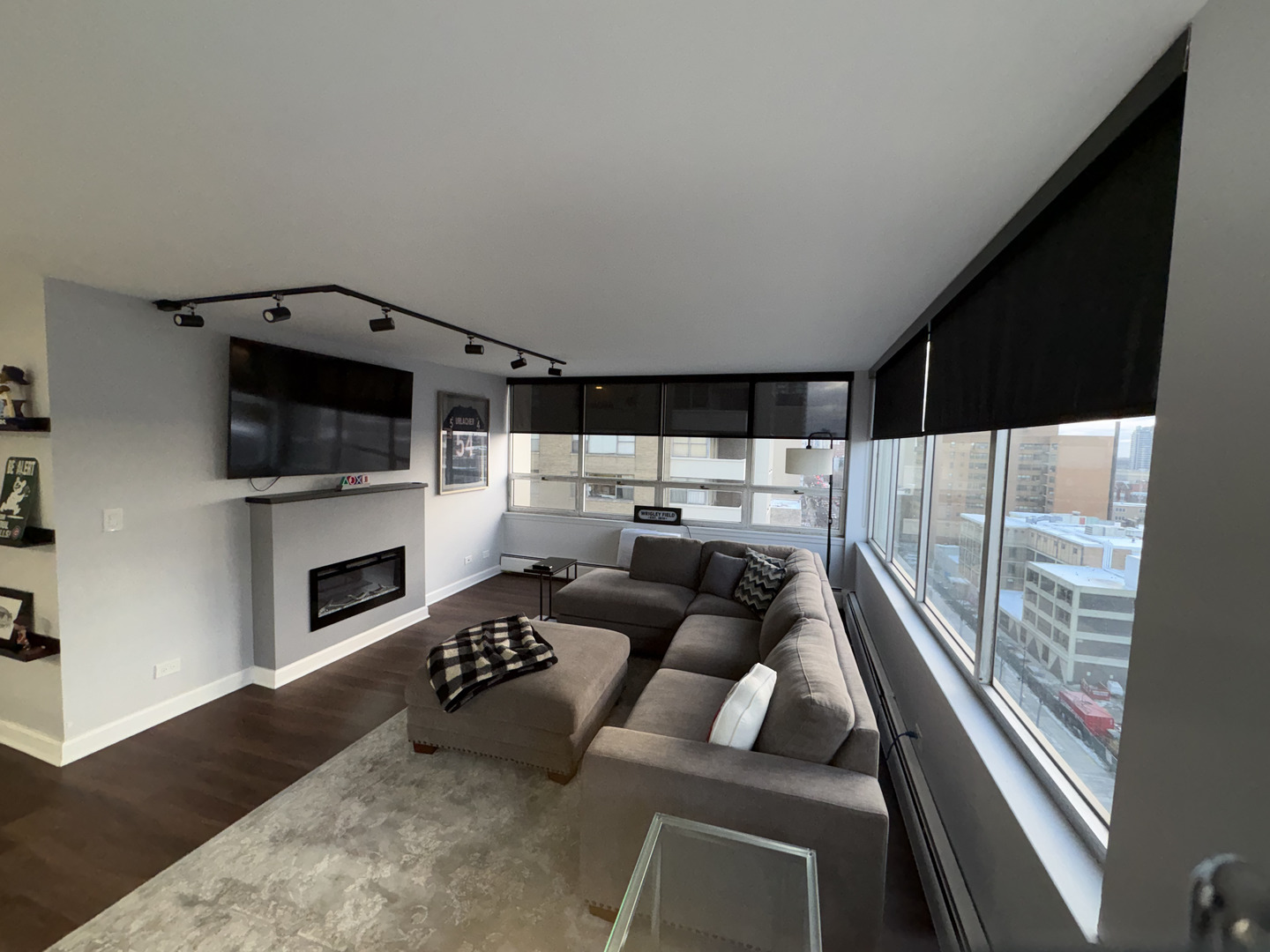 6171 North Sheridan Road, Unit 1102 Chicago, IL 60660 - Photo 9 of 39 a living room with furniture a fireplace and a flat screen tv