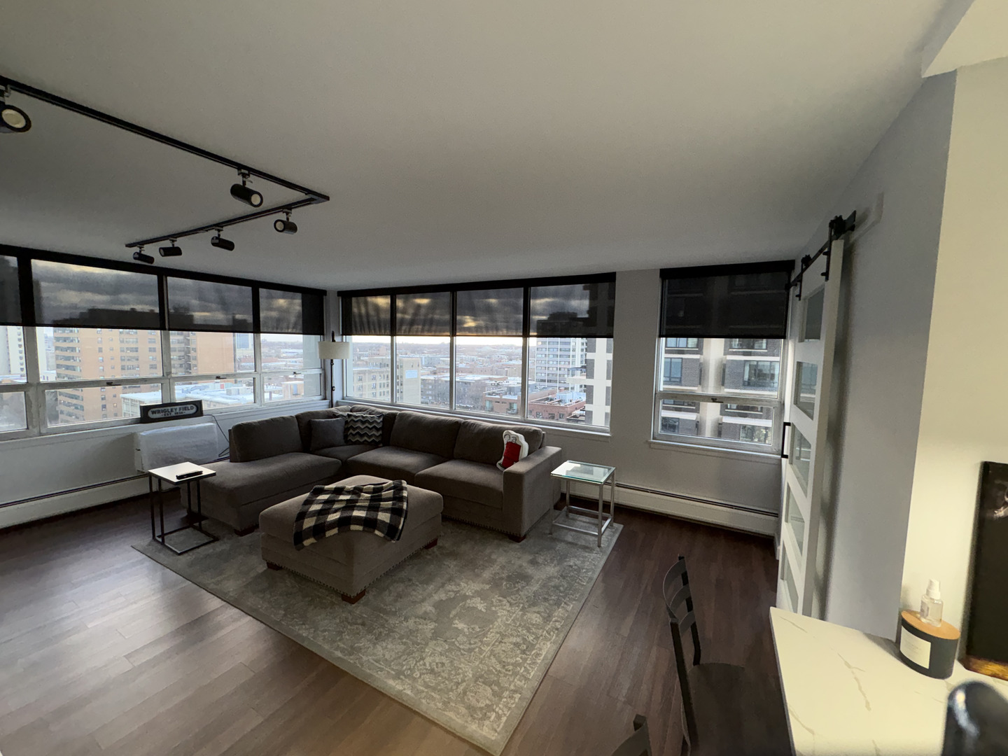 6171 North Sheridan Road, Unit 1102 Chicago, IL 60660 - Photo 10 of 39 a living room with furniture and a window