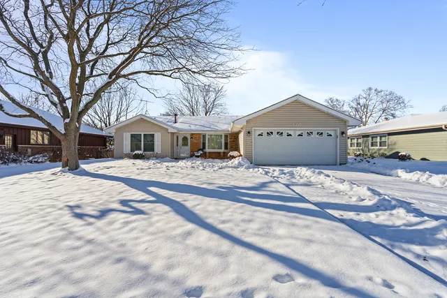 $3,200 | 120 South Staffire Drive, Schaumburg, IL 60193