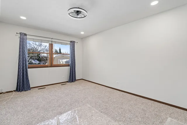 $3,200 | 120 South Staffire Drive, Schaumburg, IL 60193