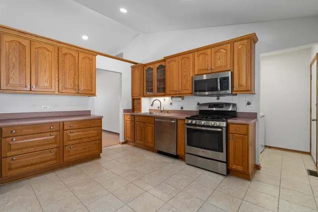$3,200 | 120 South Staffire Drive, Schaumburg, IL 60193