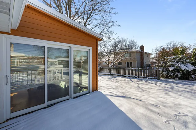 $3,200 | 120 South Staffire Drive, Schaumburg, IL 60193