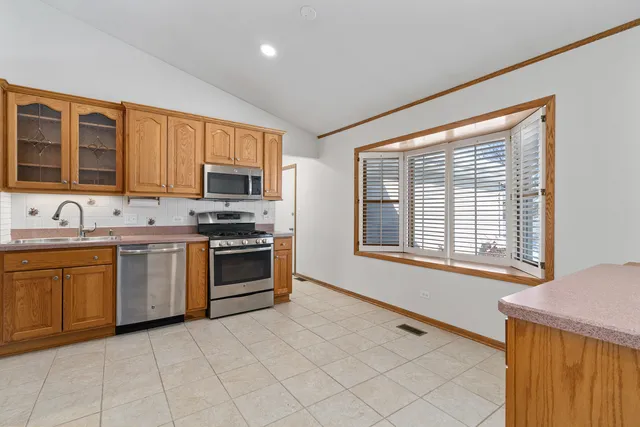 $3,200 | 120 South Staffire Drive, Schaumburg, IL 60193