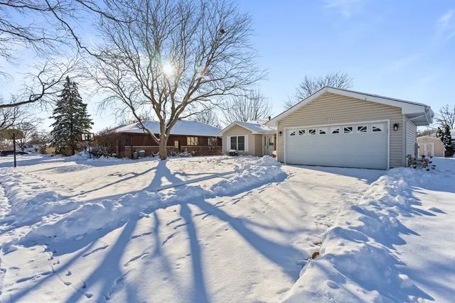 $3,200 | 120 South Staffire Drive, Schaumburg, IL 60193