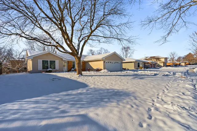 $3,200 | 120 South Staffire Drive, Schaumburg, IL 60193