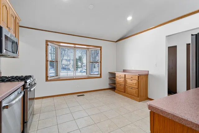 $3,200 | 120 South Staffire Drive, Schaumburg, IL 60193