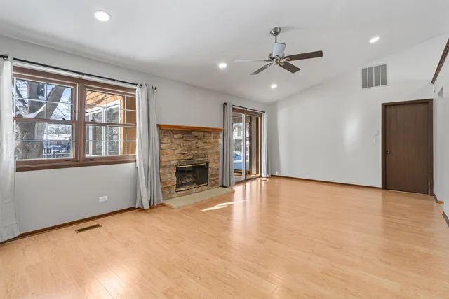 $3,200 | 120 South Staffire Drive, Schaumburg, IL 60193