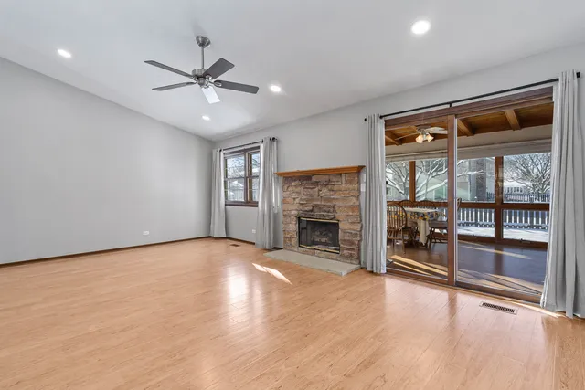 $3,200 | 120 South Staffire Drive, Schaumburg, IL 60193