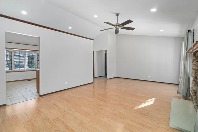 $3,200 | 120 South Staffire Drive, Schaumburg, IL 60193