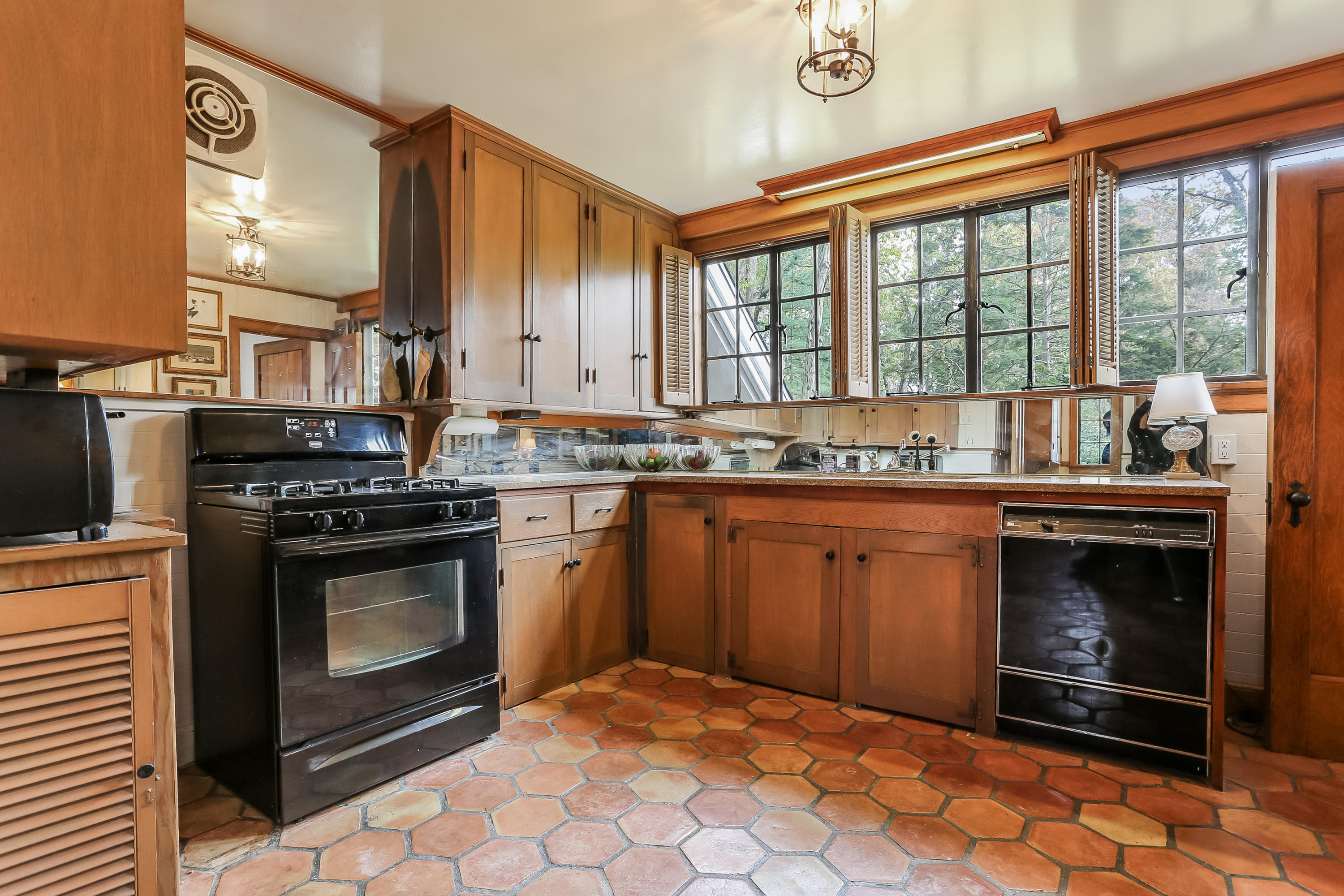 43 Birch Road Darien, CT 06820 - Photo 10 of 32 016-photo-kitchen-8726865
