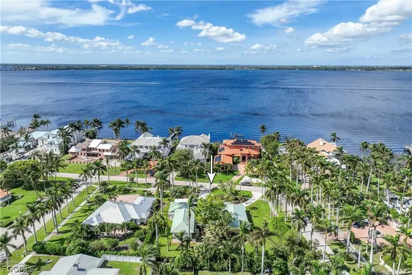 $895,000 | 3209 West Riverside Drive, Fort Myers, FL 33901