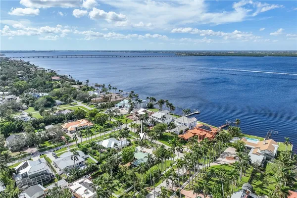 $895,000 | 3209 West Riverside Drive, Fort Myers, FL 33901