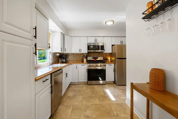 $319,000 | 5010 North Westwood Drive, McHenry, IL 60051