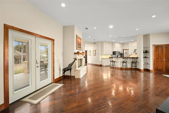 $889,999 | 120 State Loop 92, La Grange, TX 78945