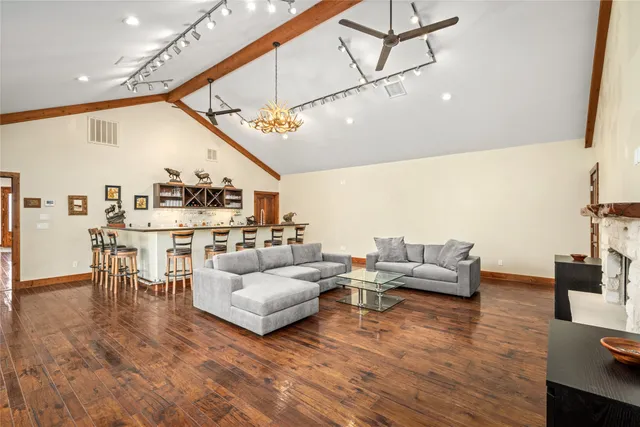 $889,999 | 120 State Loop 92, La Grange, TX 78945