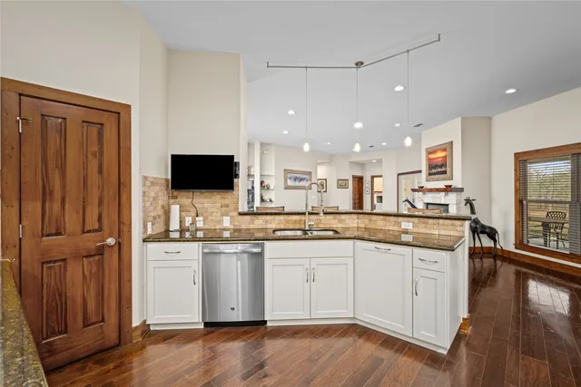 $889,999 | 120 State Loop 92, La Grange, TX 78945