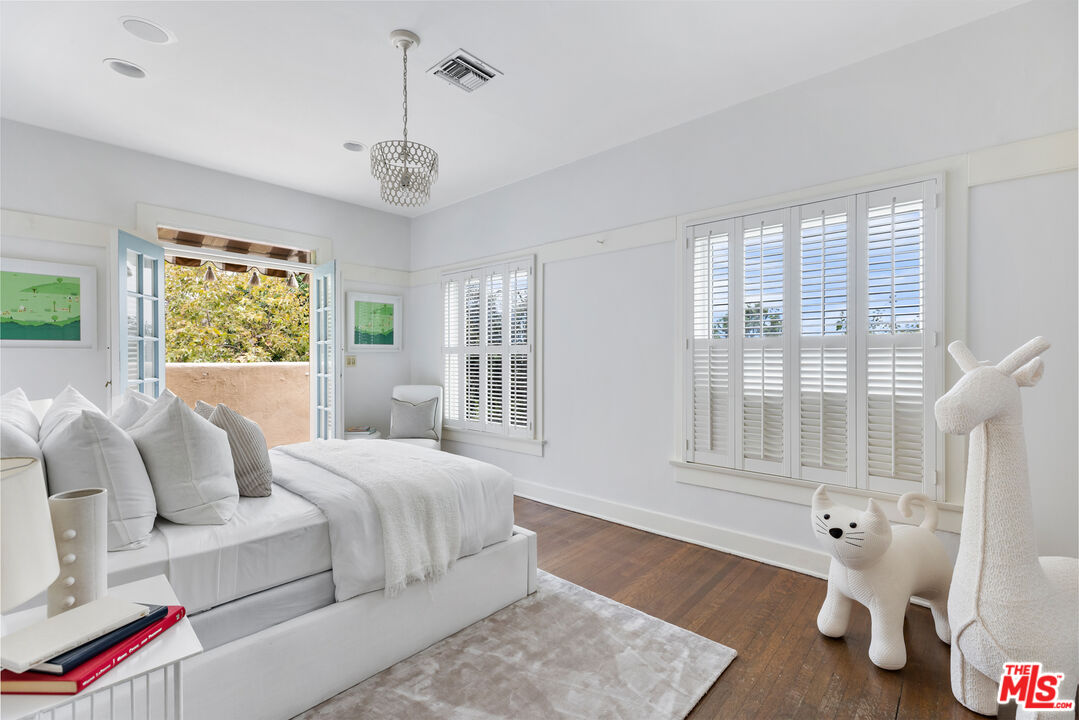 175 West Channel Road Santa Monica, CA 90402 - Photo 20 of 27 a spacious bedroom with a bed and wooden floor
