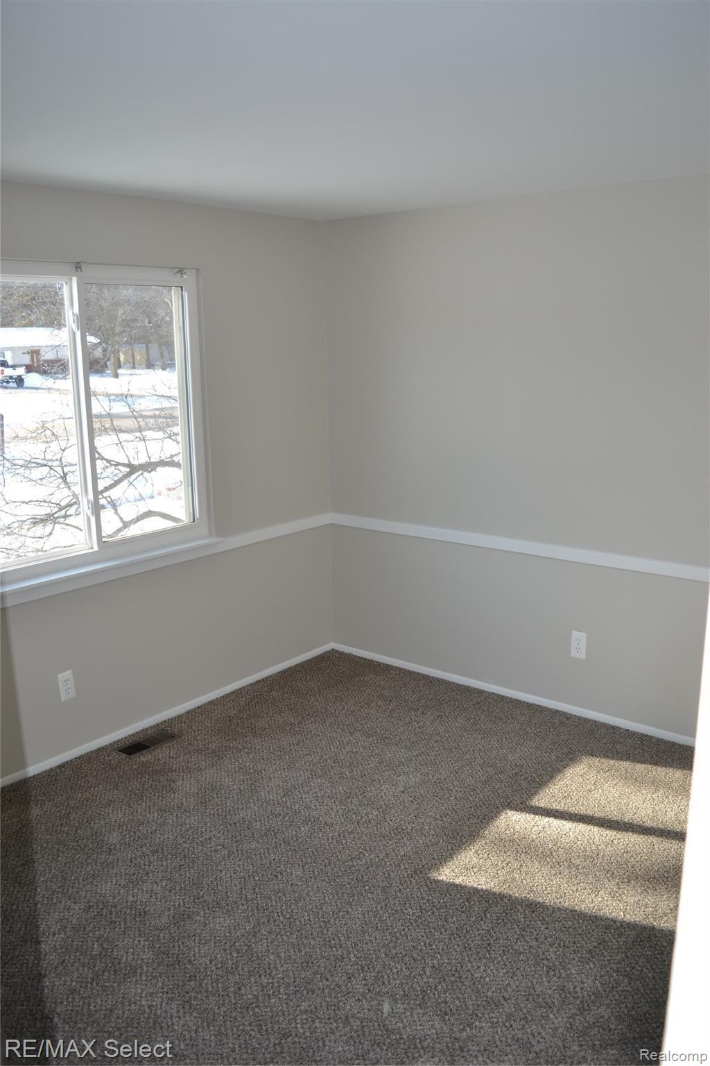 339 East River Road Flushing, MI 48433 - Photo 11 of 17 DSC_0006.JPG