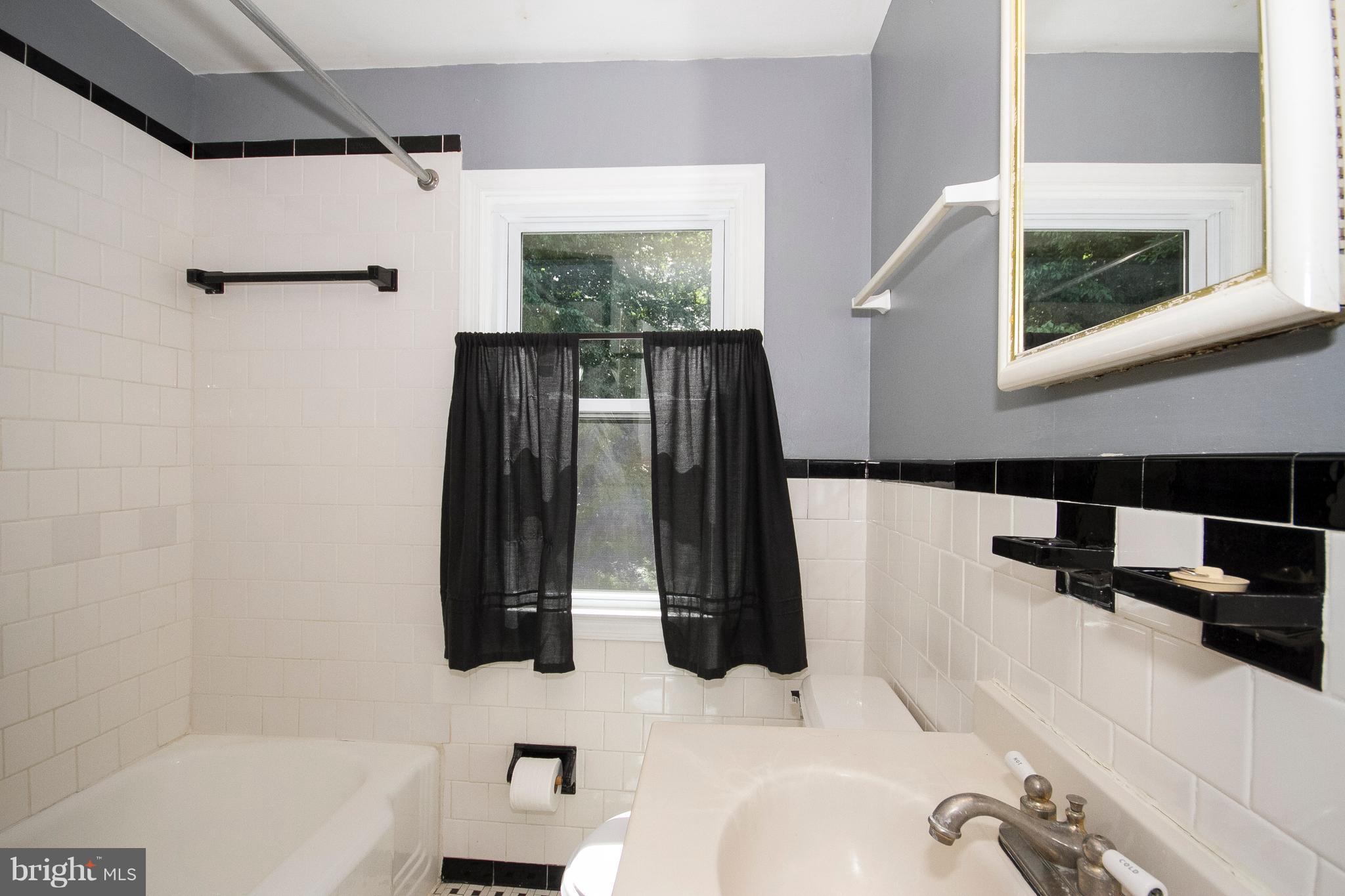 33 Cedar Knoll Road Cockeysville, MD 21030 - Photo 15 of 17 Upstairs Full Bath