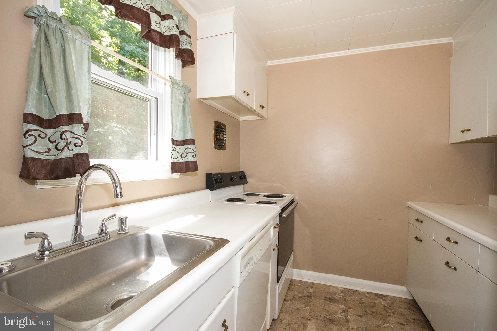 33 Cedar Knoll Road Cockeysville, MD 21030 - Photo 6 of 17 Kitchen