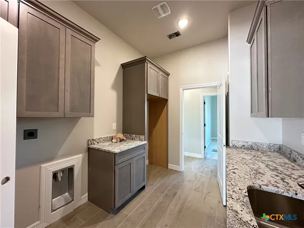 a kitchen that has a stove and a refrigerator