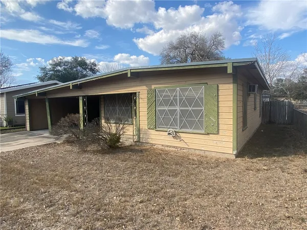 a view of a house with backyard and porch