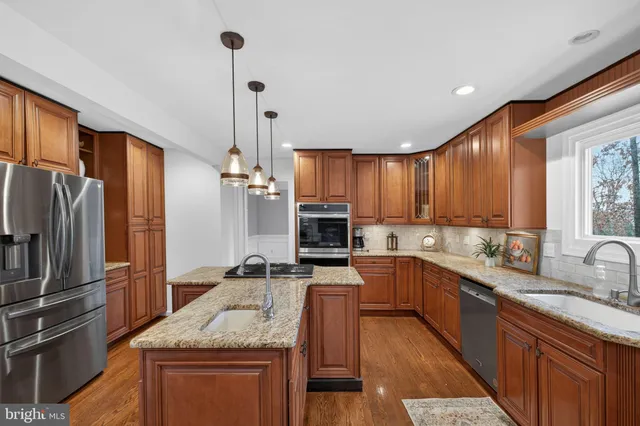 $999,980 | 15067 Brown Post Lane, Centreville, VA 20121