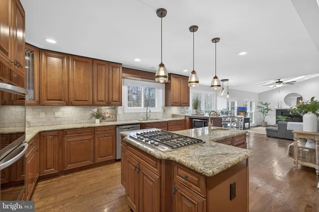 $999,980 | 15067 Brown Post Lane, Centreville, VA 20121