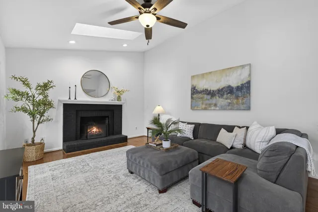 $999,980 | 15067 Brown Post Lane, Centreville, VA 20121