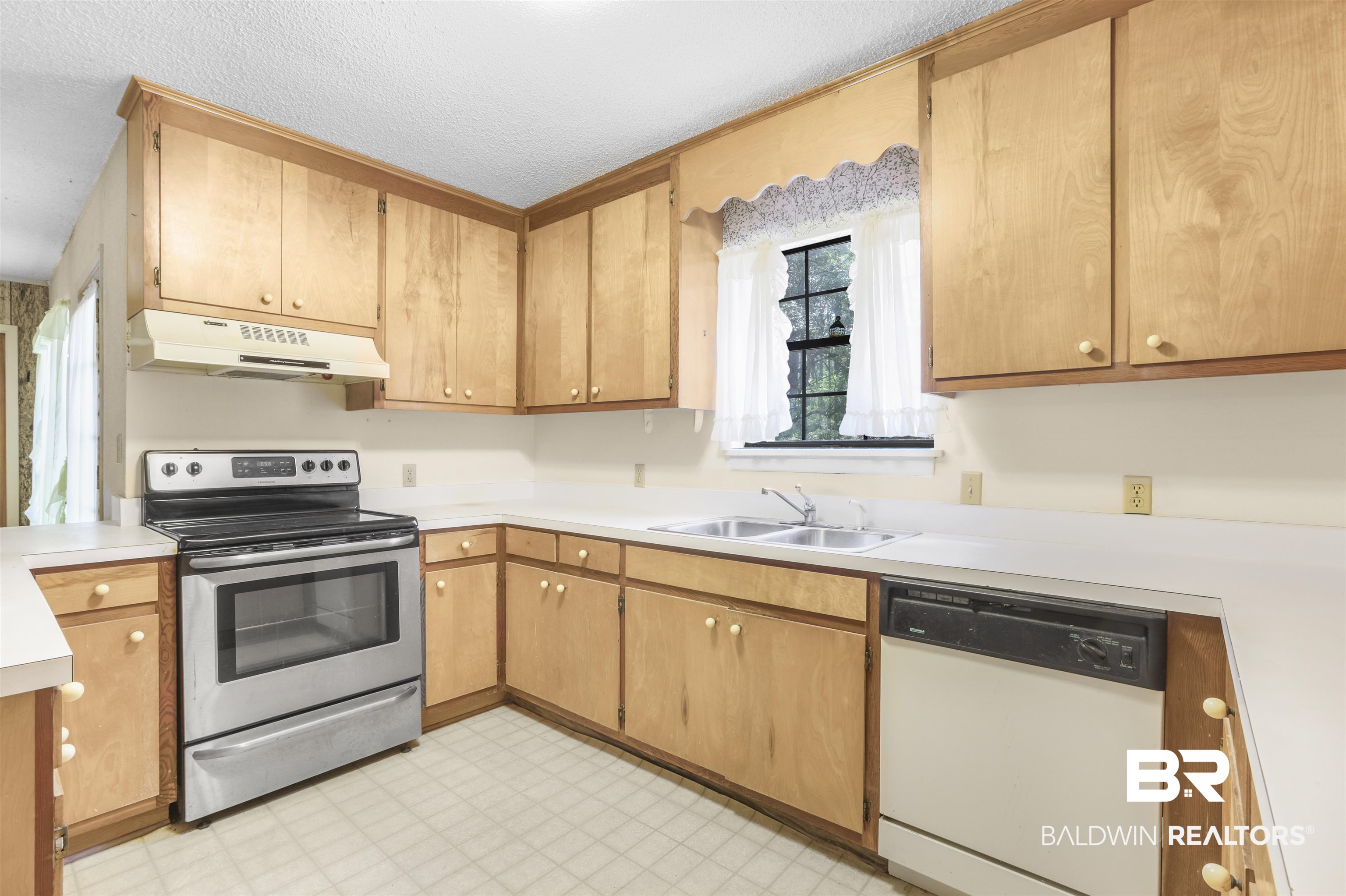 108 Cameron Circle Daphne, AL 36526 - Photo 9 of 31 Kitchen