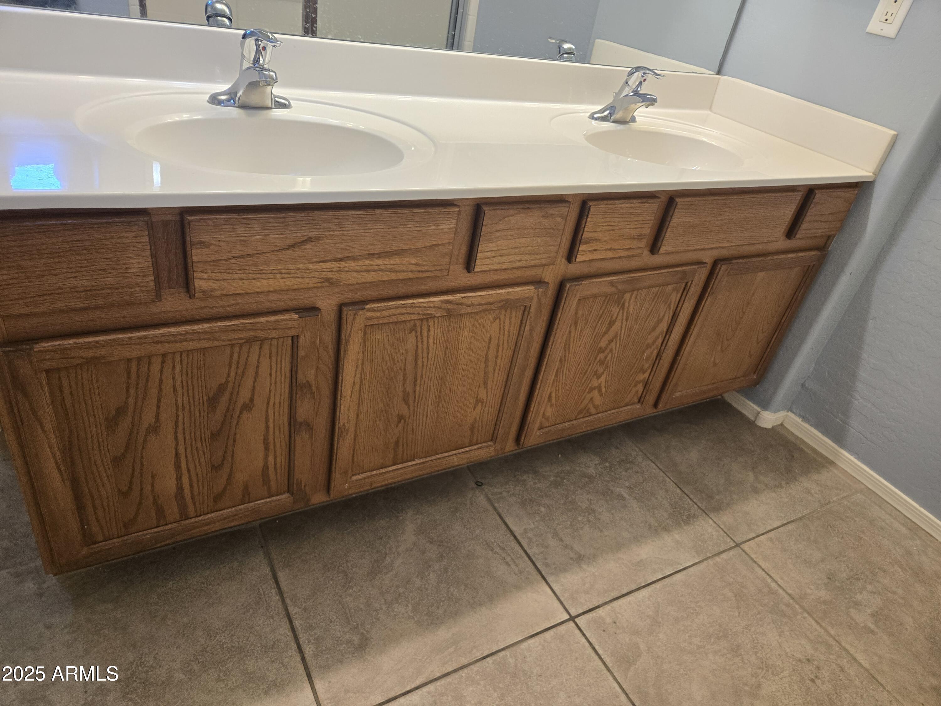 16021 North 30th Street, Unit 119 Phoenix, AZ 85032 - Photo 18 of 28 a utility room with dryer and washer