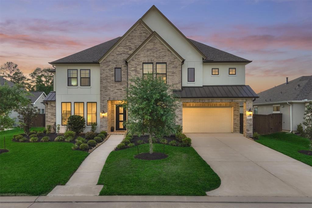 Welcome to 12914 Mustand River Drive in the gated community Bridlecreek.