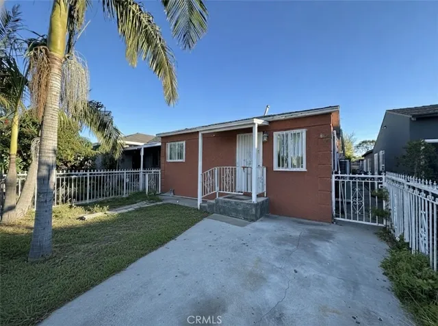 a view of a house with backyard and trees