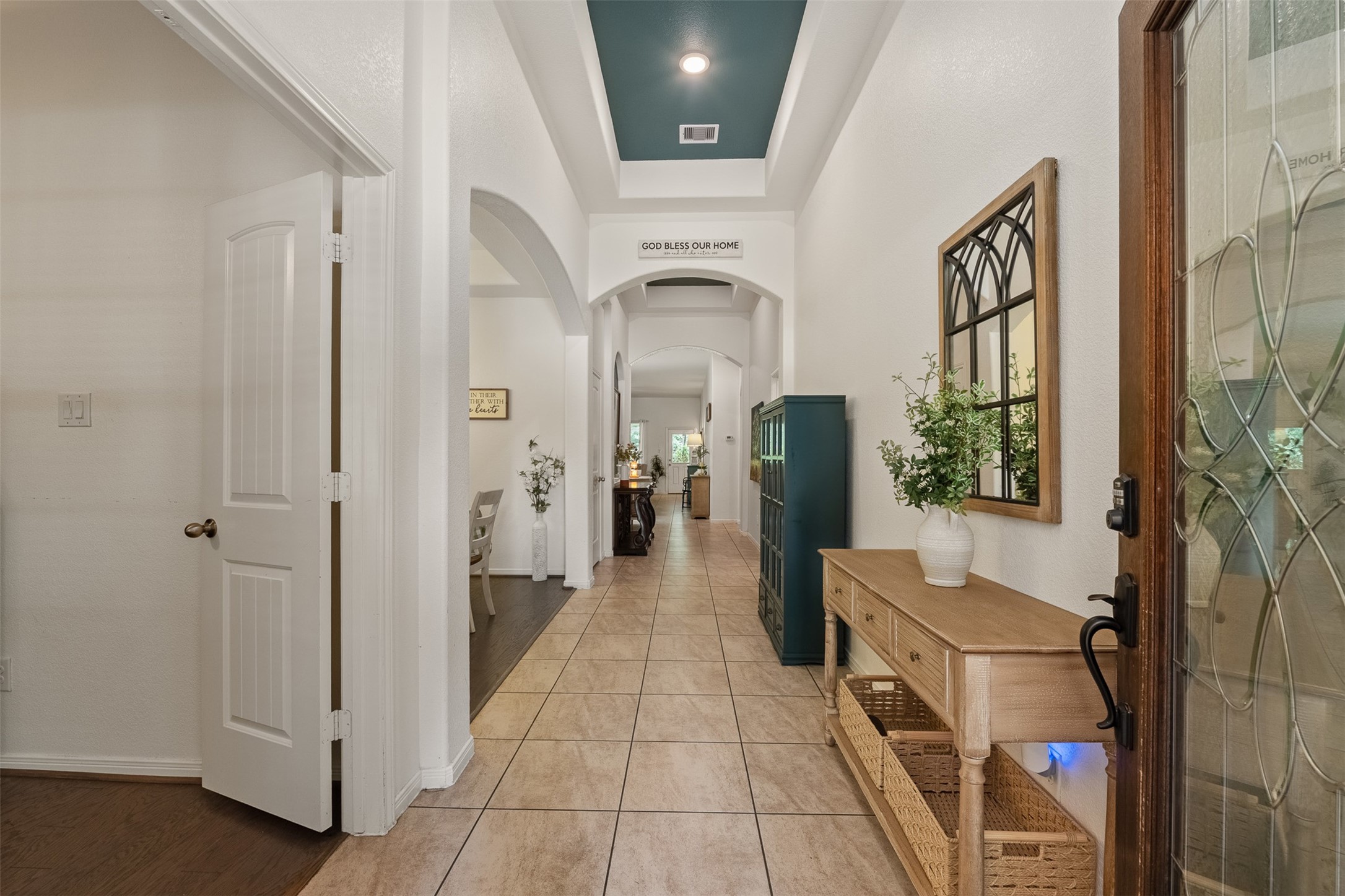 9114 Silver Back Trail Conroe, TX 77303 - Photo 4 of 24 Entryway