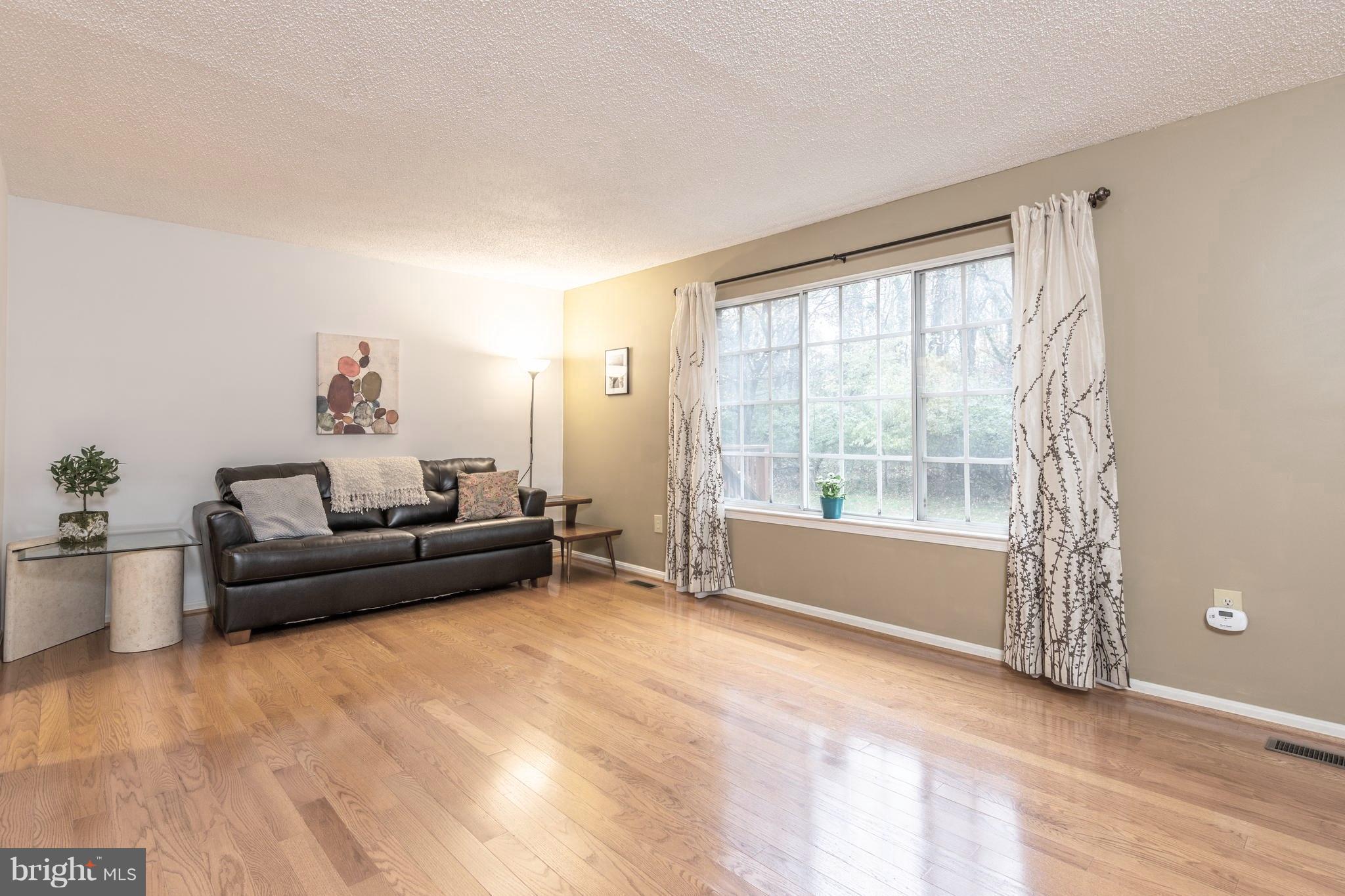 11343 Baroque Road Silver Spring, MD 20901 - Photo 4 of 43 Living room with large picture windows