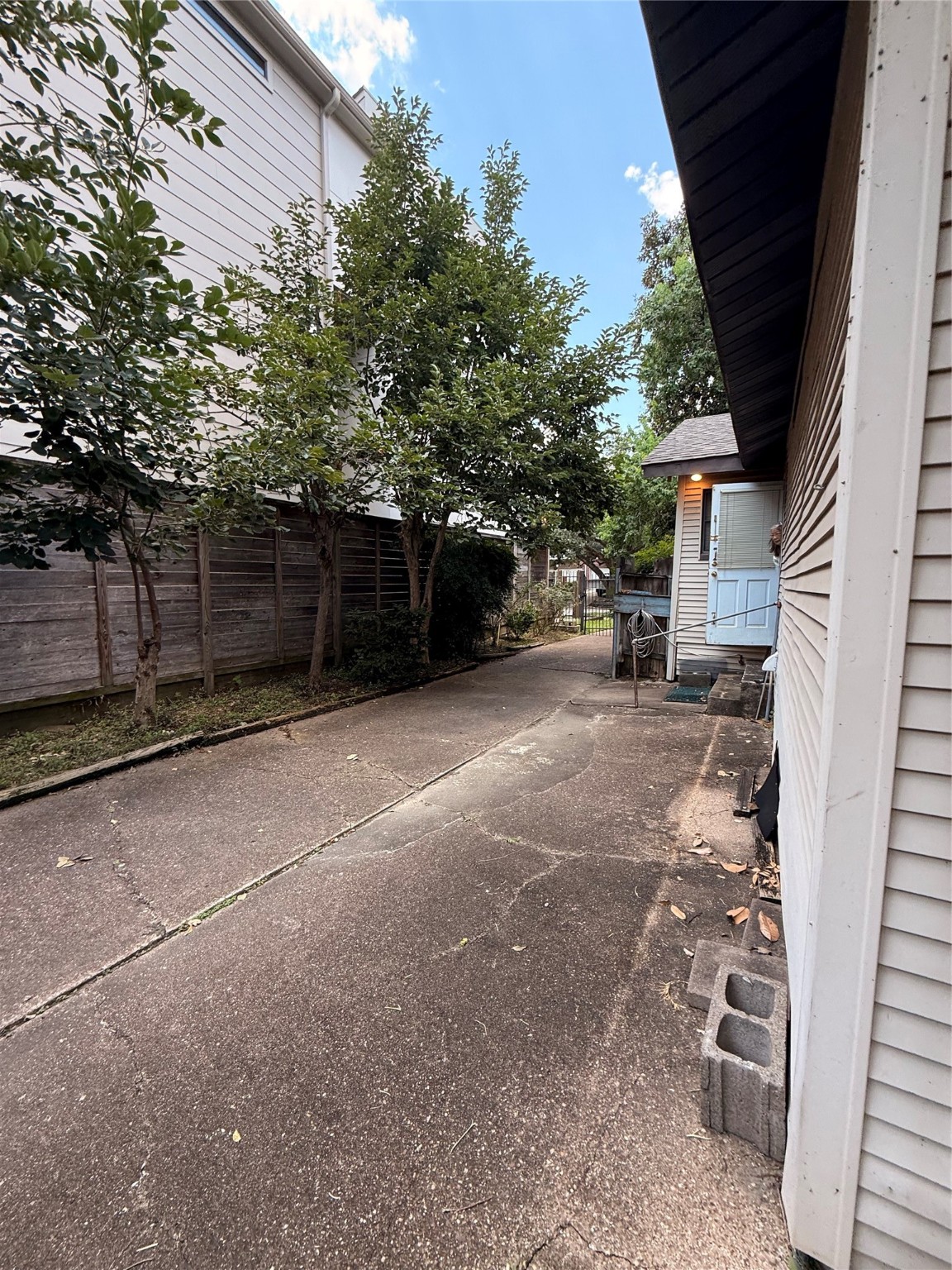 1523 Nevada Street Houston, TX 77006 - Photo 7 of 8 a view of a house with a backyard