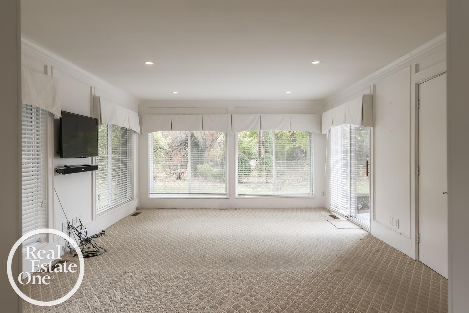 516 Thorntree Road Grosse Pointe Woods, MI 48236 - Photo 17 of 28