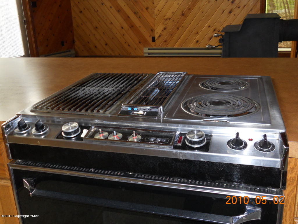 1284 Winchester Way Bushkill, PA 18324 - Photo 8 of 17 JENN-AIRE STOVE AND GRILL