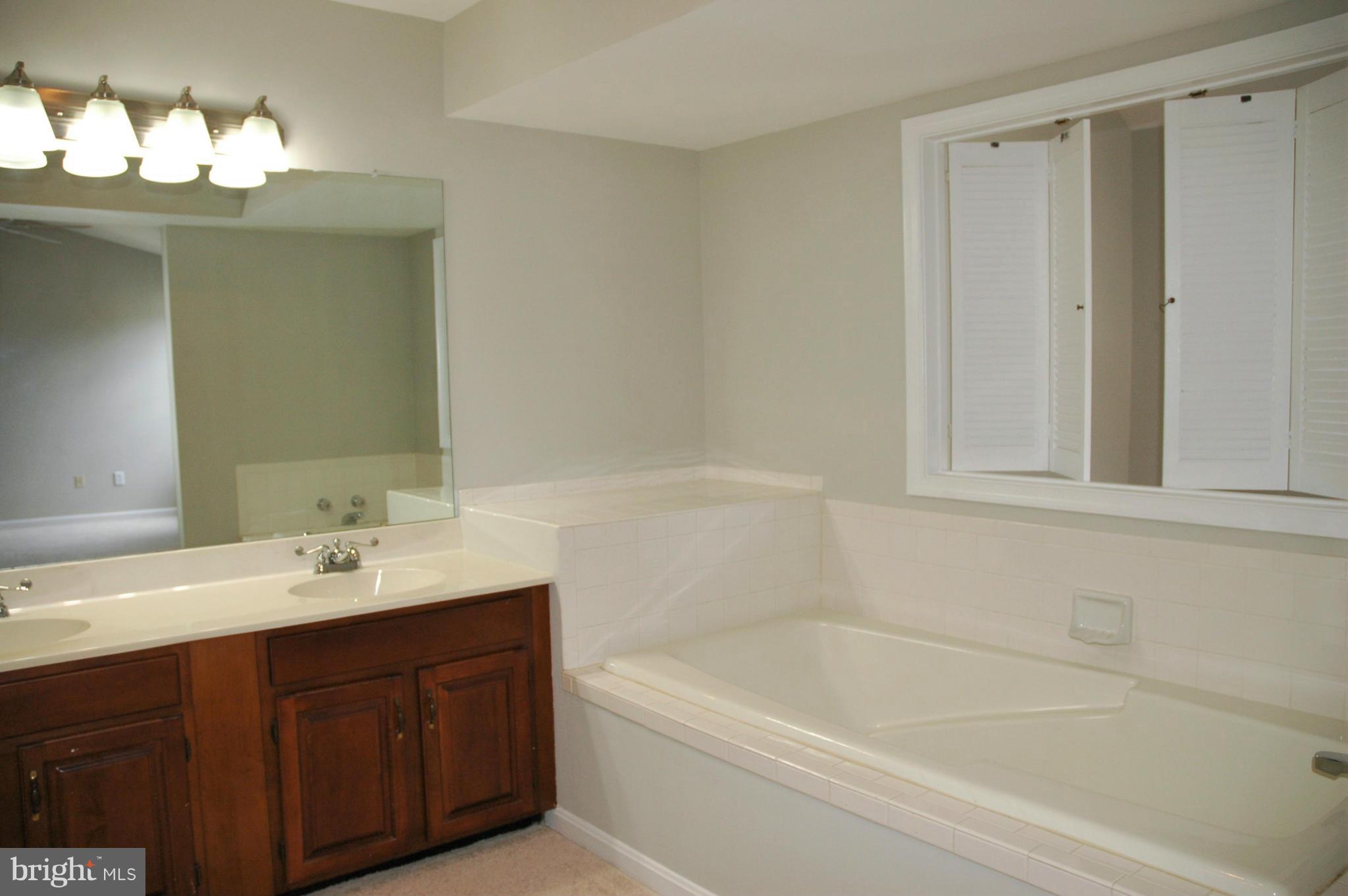 20409 Remsbury Place Gaithersburg, MD 20886 - Photo 16 of 30 Bath (Master)