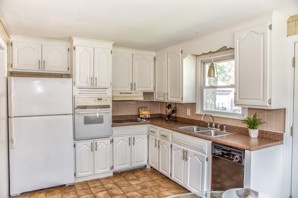 92 Lorimer Street Springfield, MA 01151 - Photo 3 of 27 Gallery Image 3