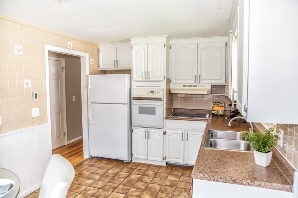 92 Lorimer Street Springfield, MA 01151 - Photo 4 of 27 Gallery Image 4