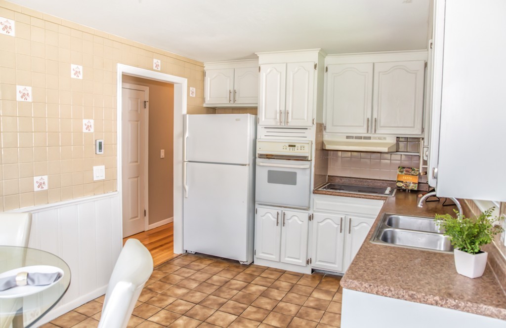 92 Lorimer Street Springfield, MA 01151 - Photo 5 of 27 Gallery Image 5