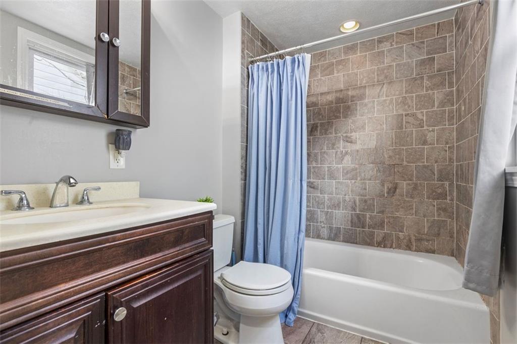 403 Ormsby Avenue Pittsburgh, PA 15210 - Photo 15 of 32 a bathroom with a sink a toilet and a bathtub