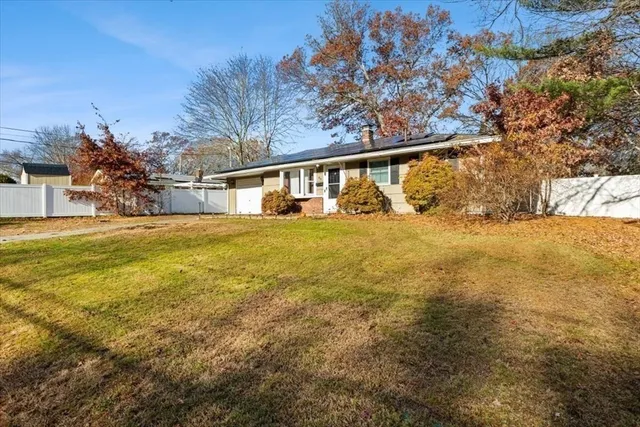 a view of a house with a yard