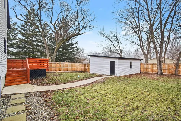 a view of a backyard